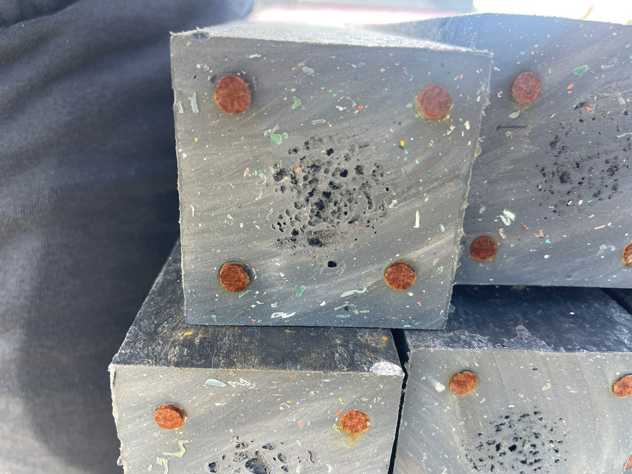 Close up Onderkant Staal versterkte Kunststof Palen 7x7x260