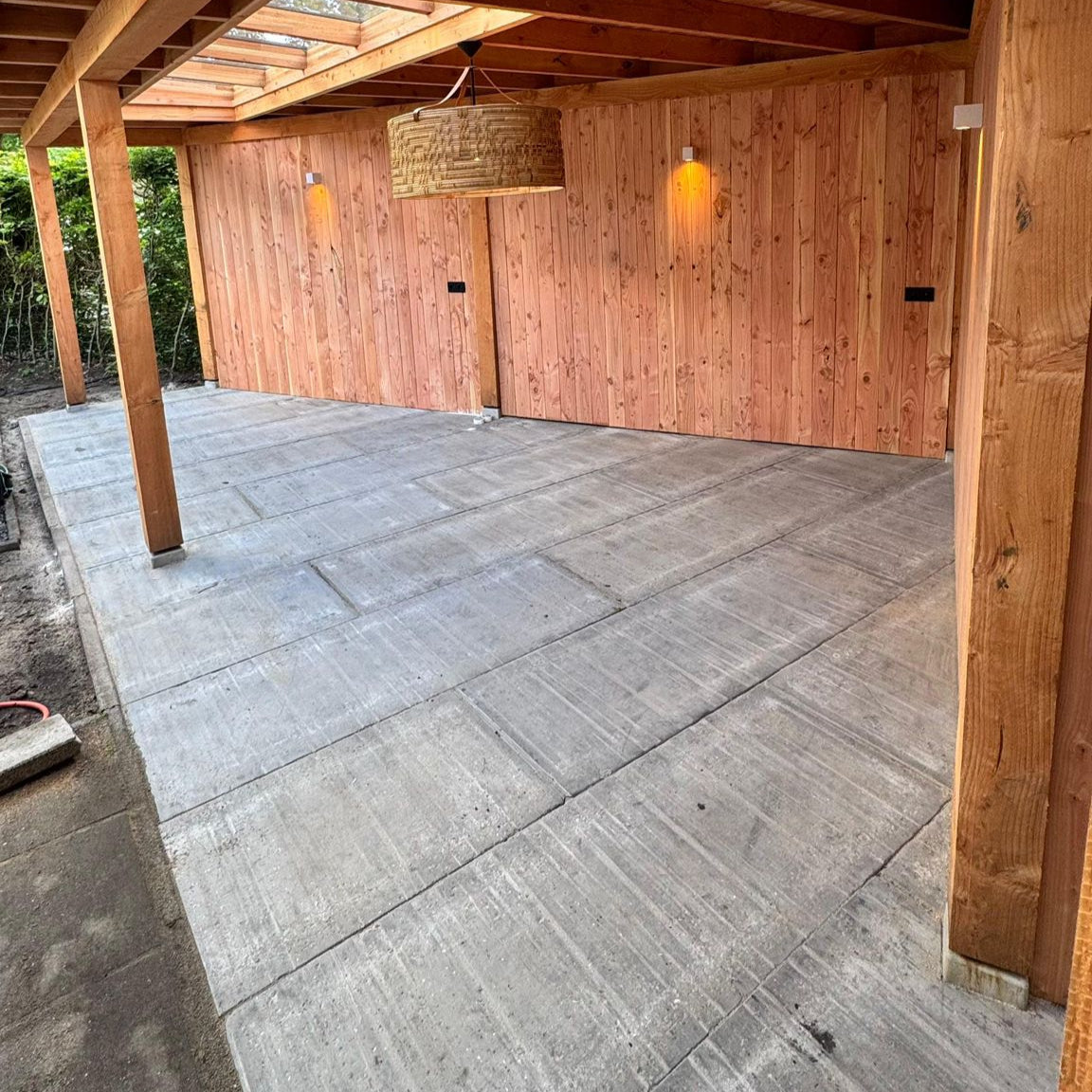 Kunststof Steenschotten Terras met Houten Gebouw