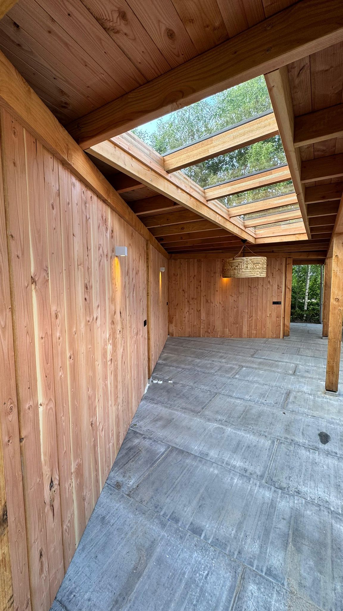 Kunststof Steenschotten Terras met Houten Muur