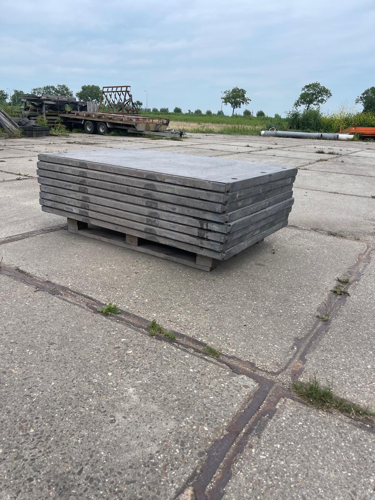 Kunststof Steenschotten opgestapeld  150x95x5 
