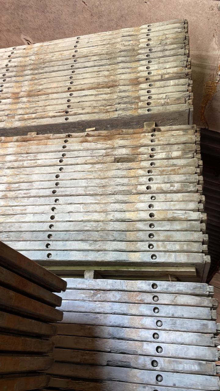 Ruwe Hardhouten schotten 140x110x5 Gestapeld
