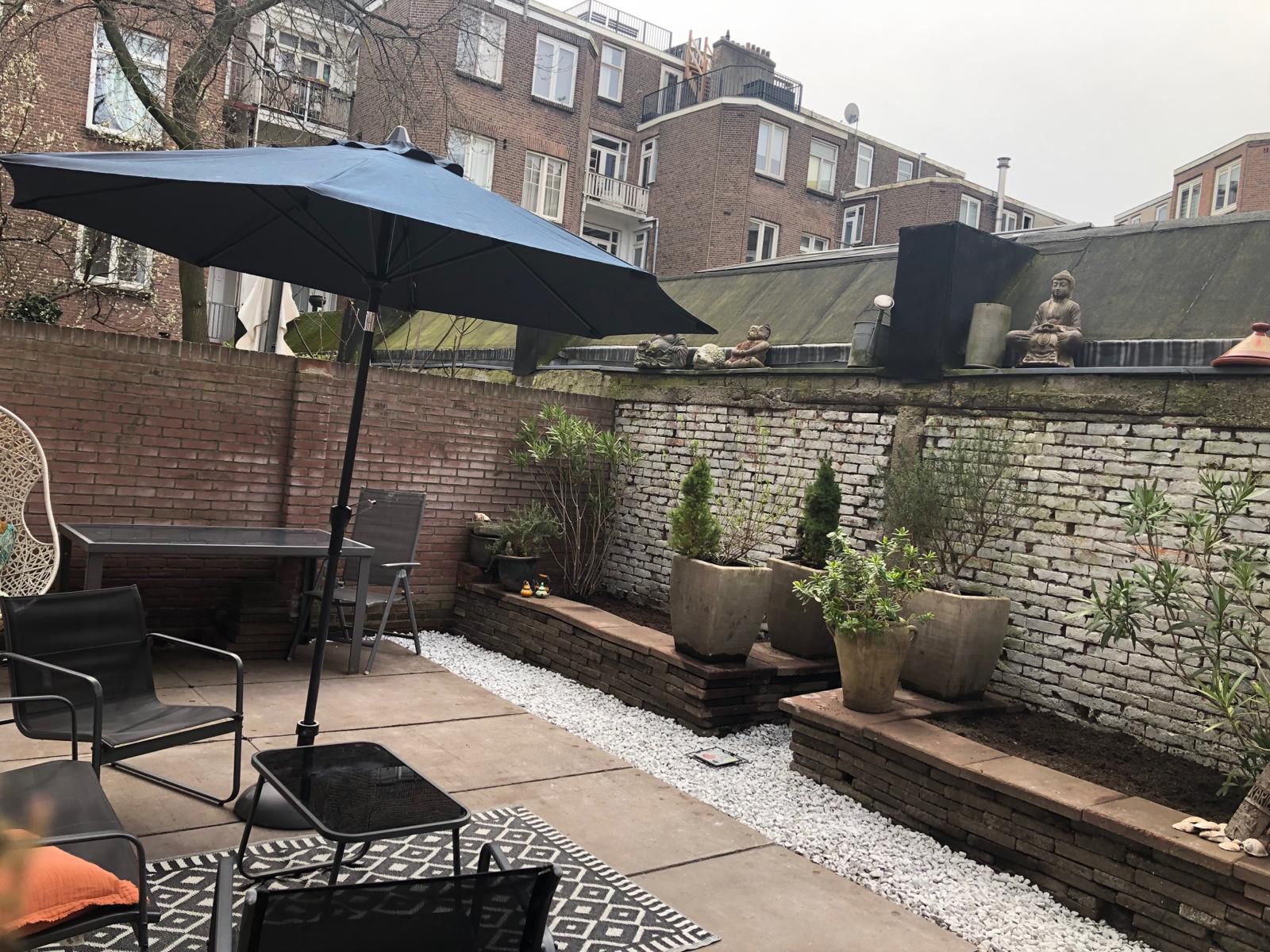 Tuin van  Donker Kunststof Steenschotten Terras
