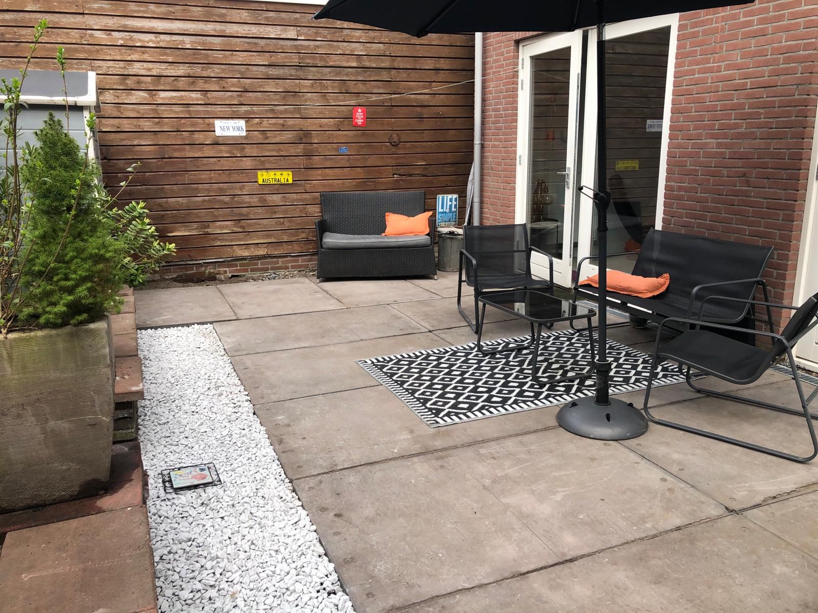 Zijkant Donkeren Kunststof Steenschotten Terras